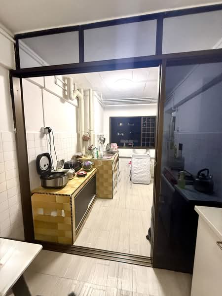 163 Bukit Batok Street 11 HDB Flat For Sale at S$ 600,000 | PropertyGuru Singapore - Kitchen