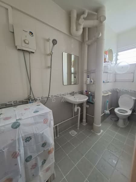 336 Jurong East Avenue 1, 336 Jurong East Avenue 1, Room Rental, 150 sqft, HDB Flat For Rent, by Aida Tay, 500084922 - Bathroom - PropertyGuru.com.sg