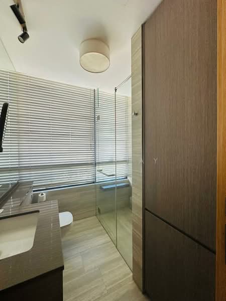 The Crest Condominium For Sale at S$ 3,100,000 | PropertyGuru Singapore - Bathroom