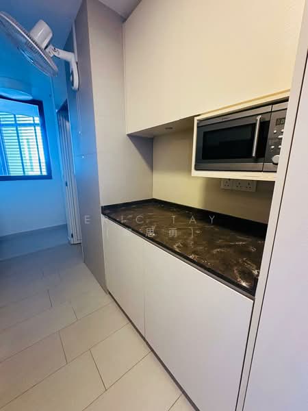 The Crest Condominium For Sale at S$ 3,100,000 | PropertyGuru Singapore - Kitchen