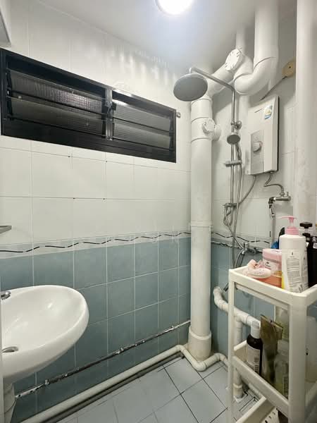 9 Holland Avenue HDB Flat For Sale at S$ 518,888 | PropertyGuru Singapore - Bathroom