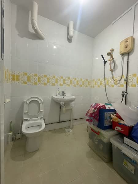 248 Bukit Batok East Avenue 5 HDB Flat For Sale at S$ 458,000 | PropertyGuru Singapore - Bathroom