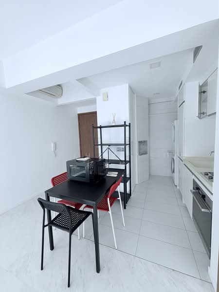 Suites at Orchard Condominium For Sale at S$ 1,300,000 | PropertyGuru Singapore - Kitchen