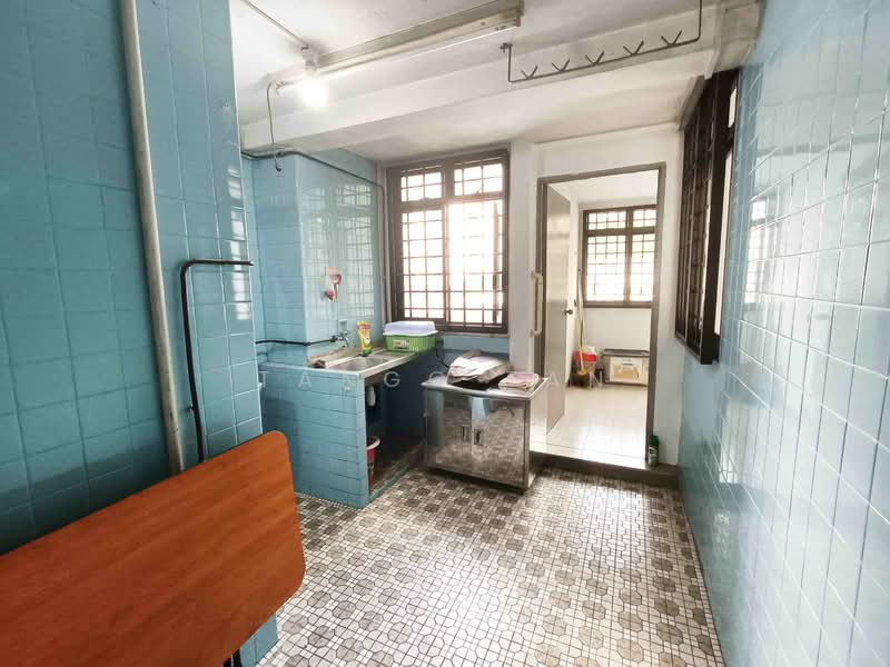20 Jalan Klinik HDB Flat For Sale at S$ 305,000 | PropertyGuru Singapore - Kitchen