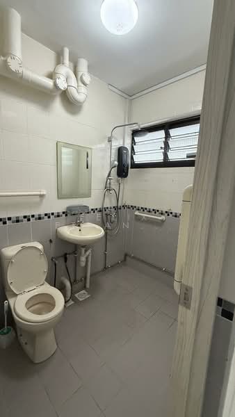 9 Jalan Rumah Tinggi HDB Flat For Sale at S$ 840,000 | PropertyGuru Singapore - Bathroom