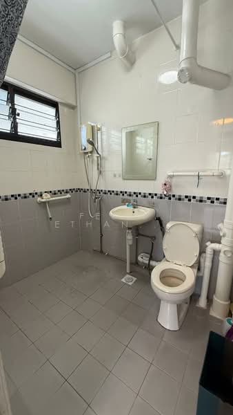 9 Jalan Rumah Tinggi HDB Flat For Sale at S$ 840,000 | PropertyGuru Singapore - Bathroom