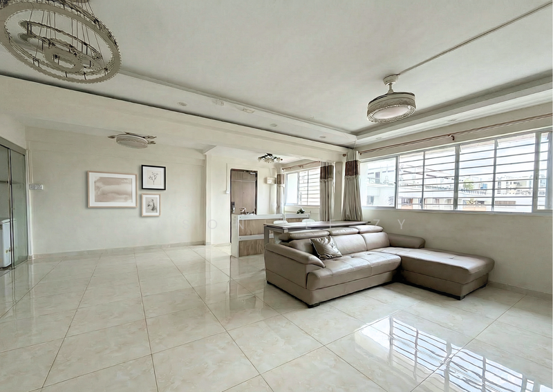 757 Yishun Street 72 HDB Flat For Sale at S$ 700,000 | PropertyGuru Singapore - Living Room