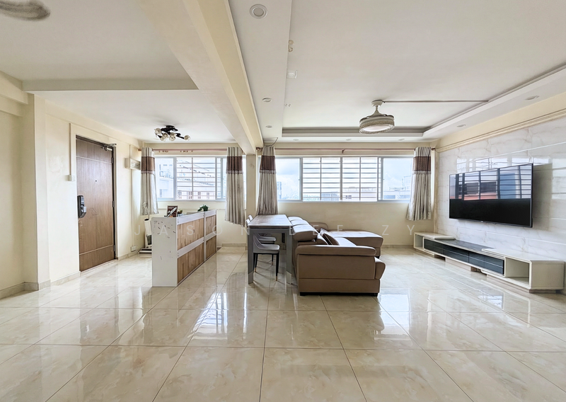 757 Yishun Street 72 HDB Flat For Sale at S$ 700,000 | PropertyGuru Singapore - Living Room