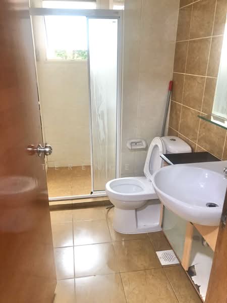 Lilydale Condominium For Sale at S$ 1,100,000 | PropertyGuru Singapore - Bathroom