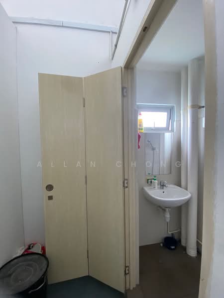 Pioneer Point, 5 Soon Lee Street, Boon Lay / Jurong / Tuas, 1,066 sqft, Factory / Workshop (B2) For Sale, by Allan Chong, 500085081 - Bathroom - CommercialGuru.com.sg