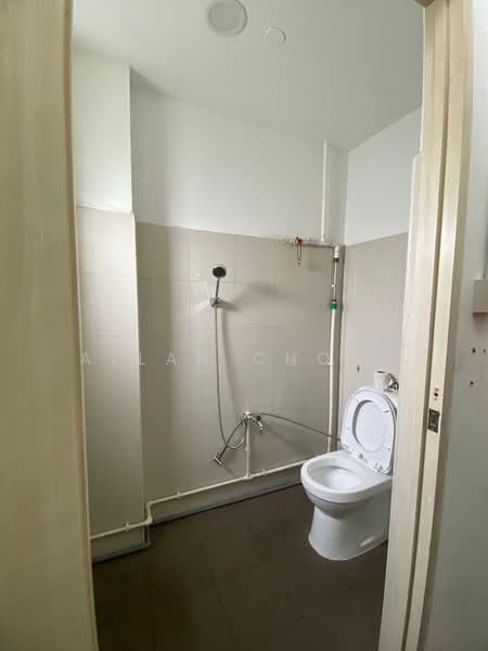 Pioneer Point, 5 Soon Lee Street, Boon Lay / Jurong / Tuas, 1,066 sqft, Factory / Workshop (B2) For Sale, by Allan Chong, 500085081 - Bathroom - CommercialGuru.com.sg