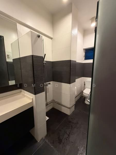 201 Clementi Avenue 6 HDB Flat For Sale at S$ 1,280,000 | PropertyGuru Singapore - Bathroom