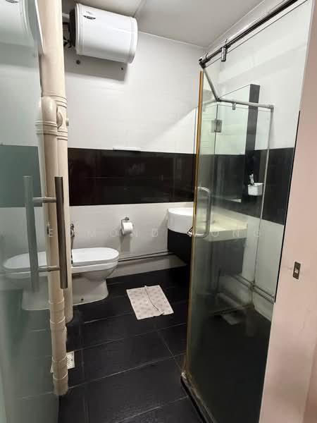 201 Clementi Avenue 6 HDB Flat For Sale at S$ 1,280,000 | PropertyGuru Singapore - Bathroom