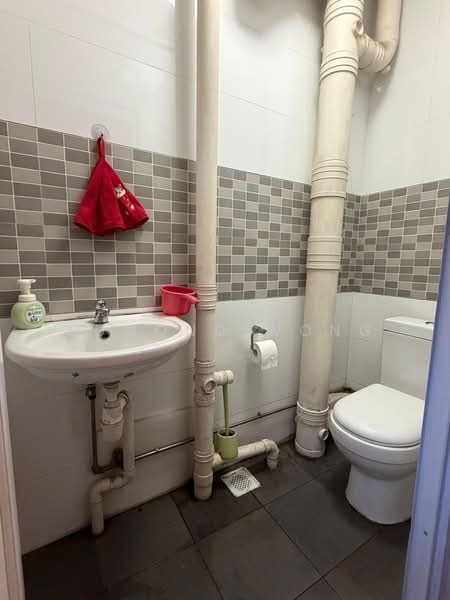 201 Clementi Avenue 6 HDB Flat For Sale at S$ 1,280,000 | PropertyGuru Singapore - Bathroom