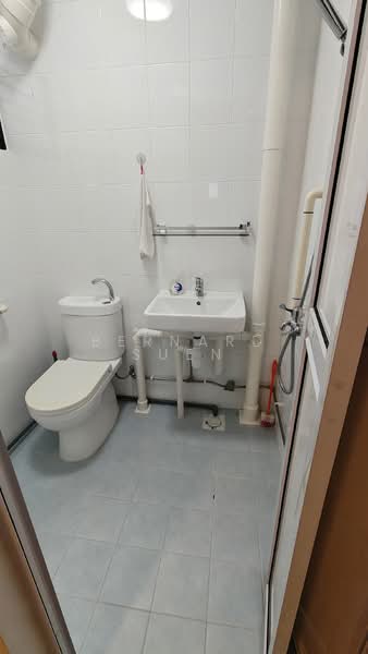 182 Ang Mo Kio Avenue 5 HDB Flat For Sale at S$ 394,000 | PropertyGuru Singapore - Bathroom