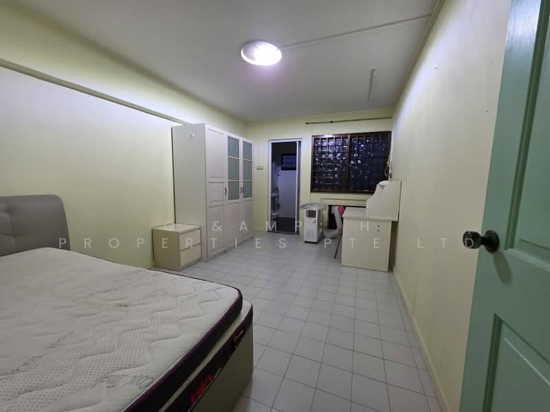 132 Yishun Street 11 HDB Flat For Sale at S$ 530,000 | PropertyGuru Singapore - Bedroom