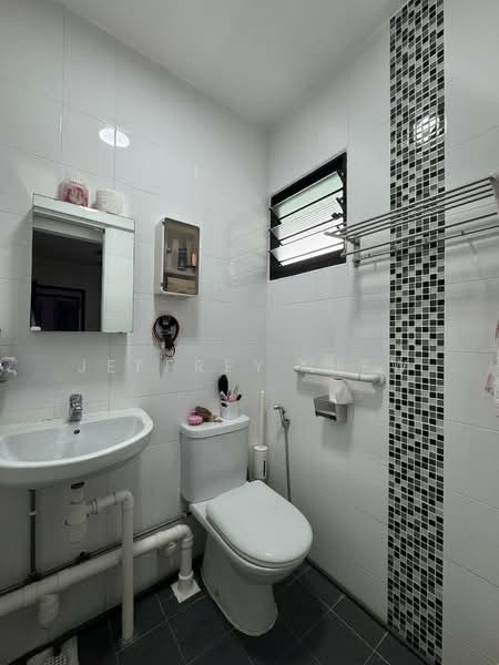 156 Ang Mo Kio Avenue 4, 156 Ang Mo Kio Avenue 4, 2 Bedrooms, 732 sqft, HDB Flat For Sale, by Jeffrey Liew, 500085152 - Bathroom - PropertyGuru.com.sg