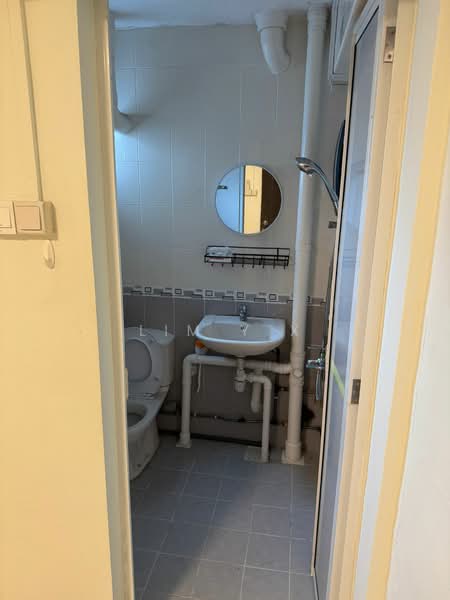 504 Ang Mo Kio Avenue 8, 504 Ang Mo Kio Avenue 8, 2 Bedrooms, 732 sqft, HDB Flat For Rent, by Lim Y X, 500085210 - Bathroom - PropertyGuru.com.sg
