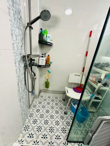 279 Tampines Street 22 HDB Flat For Sale at S$ 750,000 | PropertyGuru Singapore - Bathroom