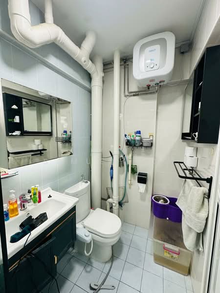 279 Tampines Street 22 HDB Flat For Sale at S$ 750,000 | PropertyGuru Singapore - Bathroom