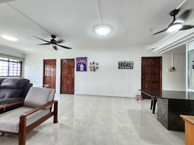 466 Hougang Avenue 8 HDB Flat For Sale at S$ 968,888 | PropertyGuru Singapore - Living Room