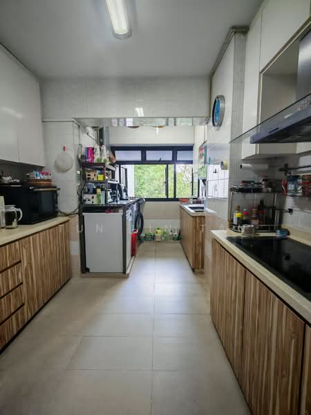 152 Lorong 2 Toa Payoh HDB Flat For Sale at S$ 908,888 | PropertyGuru Singapore - Kitchen