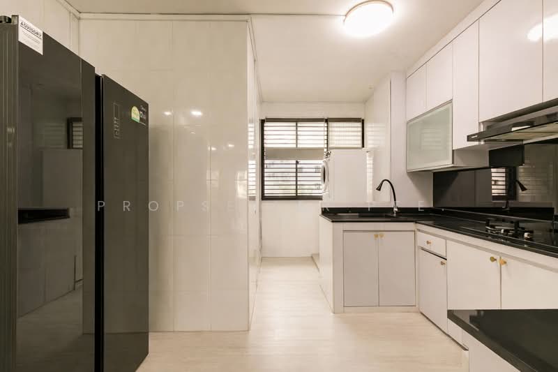 224 Simei Street 4 HDB Flat For Sale at S$ 660,000 | PropertyGuru Singapore - Kitchen