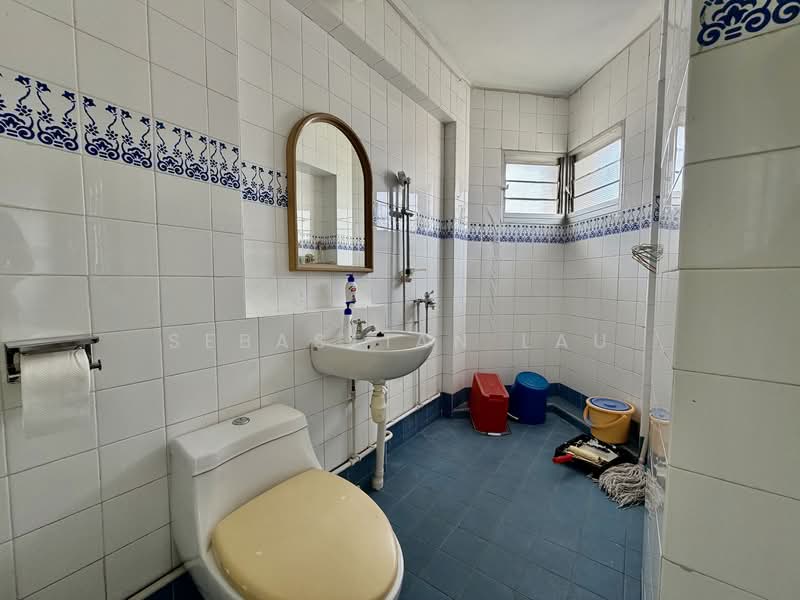 709 Jurong West Street 71, 709 Jurong West Street 71, 3 Bedrooms, 1,539 sqft, HDB Flat For Rent, by Sebastian Lau, 500085324 - Bathroom - PropertyGuru.com.sg