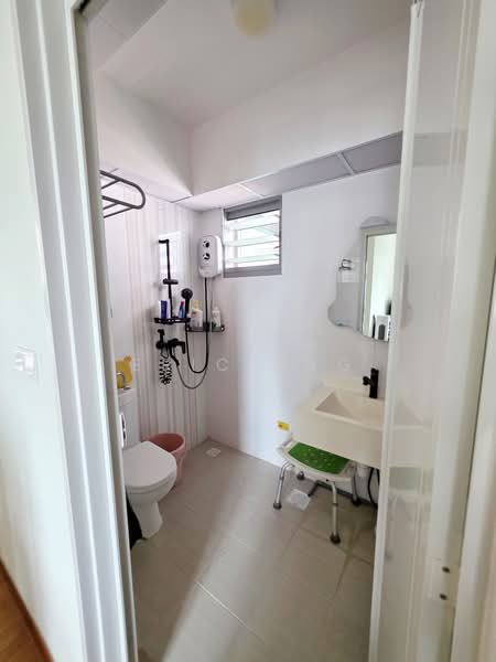 37 Margaret Drive HDB Flat For Sale at S$ 920,000 | PropertyGuru Singapore - Bathroom