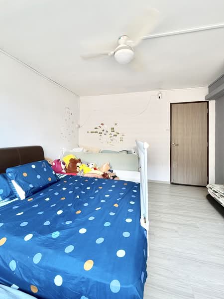 856 Tampines Street 82 HDB Flat For Sale at S$ 800,000 | PropertyGuru Singapore - Common Room 2