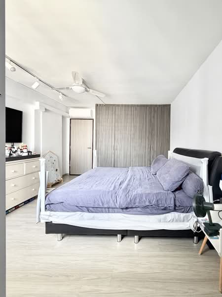 856 Tampines Street 82 HDB Flat For Sale at S$ 800,000 | PropertyGuru Singapore - Master Bedroom