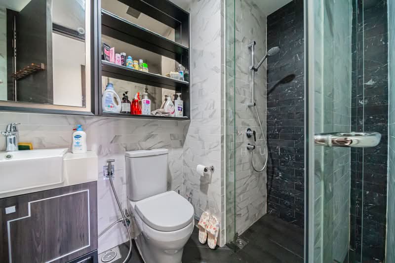 Mayfair Gardens Condominium For Sale at S$ 1,700,000 | PropertyGuru Singapore - Bathroom