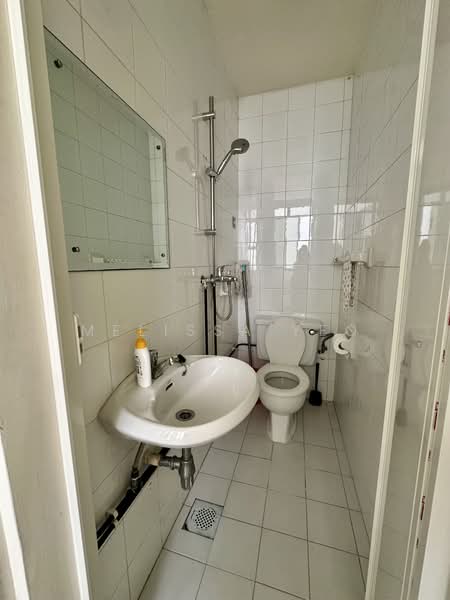 Emerald Park, 2 Indus Road, 2 Bedrooms, 1,441 sqft, Condominium For Rent, by Melissa Yeo, 500085379 - Bathroom - PropertyGuru.com.sg