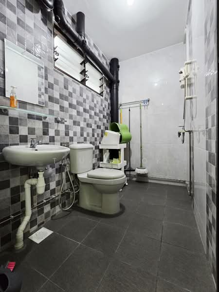 897B Woodlands Drive 50 HDB Flat For Sale at S$ 560,000 | PropertyGuru Singapore - Bathroom