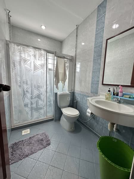 Sembong Road (Opp Sembawang Shopping Ctr), Sembong Road, 4 Bedrooms, 2,850 sqft, Semi-Detached House For Rent, by MH Goh, 500085392 - Bathroom - PropertyGuru.com.sg