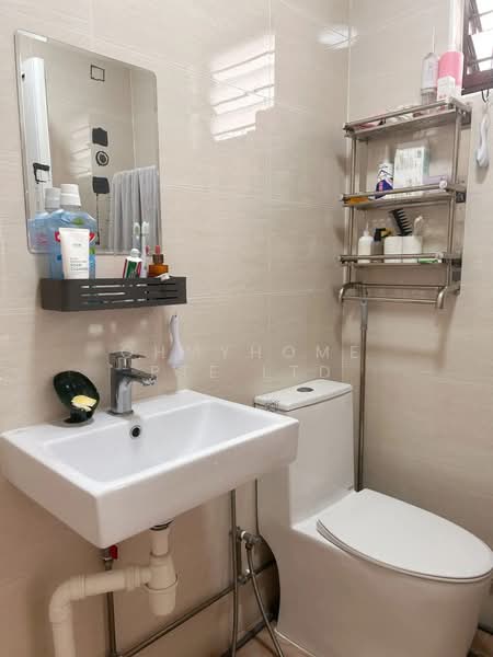 720 Jurong West Avenue 5 HDB Flat For Sale at S$ 590,000 | PropertyGuru Singapore - Bathroom