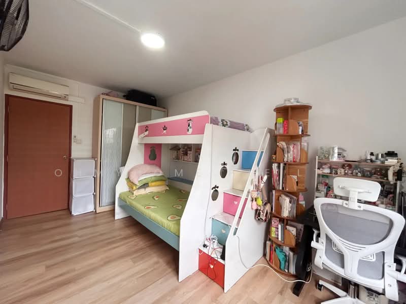 720 Jurong West Avenue 5 HDB Flat For Sale at S$ 590,000 | PropertyGuru Singapore - Bedroom