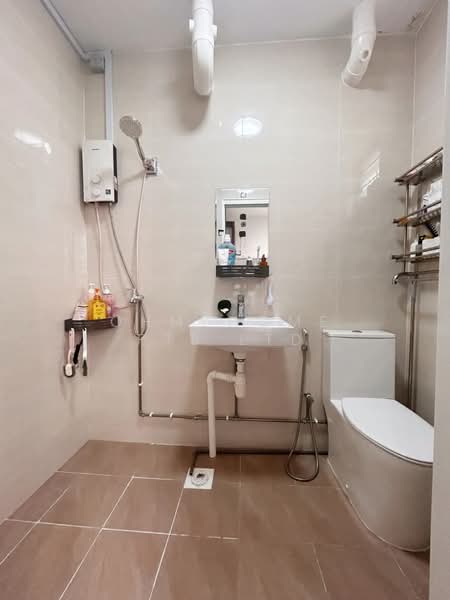 720 Jurong West Avenue 5 HDB Flat For Sale at S$ 590,000 | PropertyGuru Singapore - Bathroom