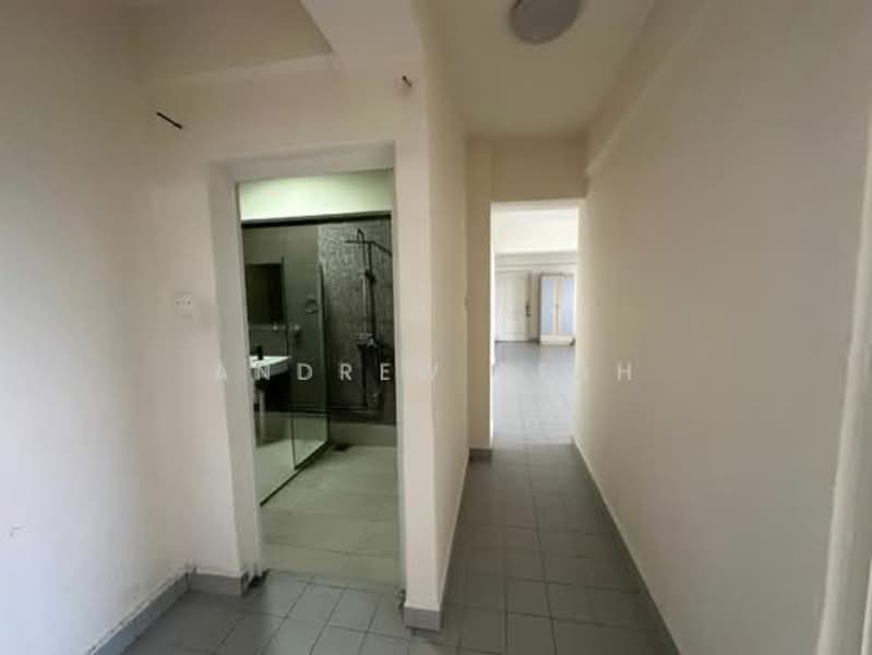 Lakeside Tower, 9G Yuan Ching Road, 3 Bedrooms, 1,970 sqft, Apartment For Rent, by Andrew Seah, 500085420 - Corridor - PropertyGuru.com.sg