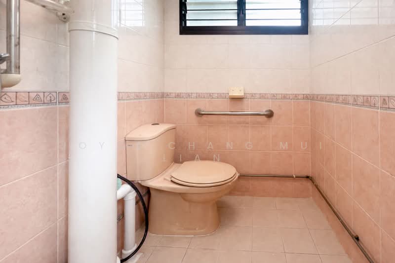 310 Clementi Avenue 4 HDB Flat For Sale at S$ 450,000 | PropertyGuru Singapore - Bathroom