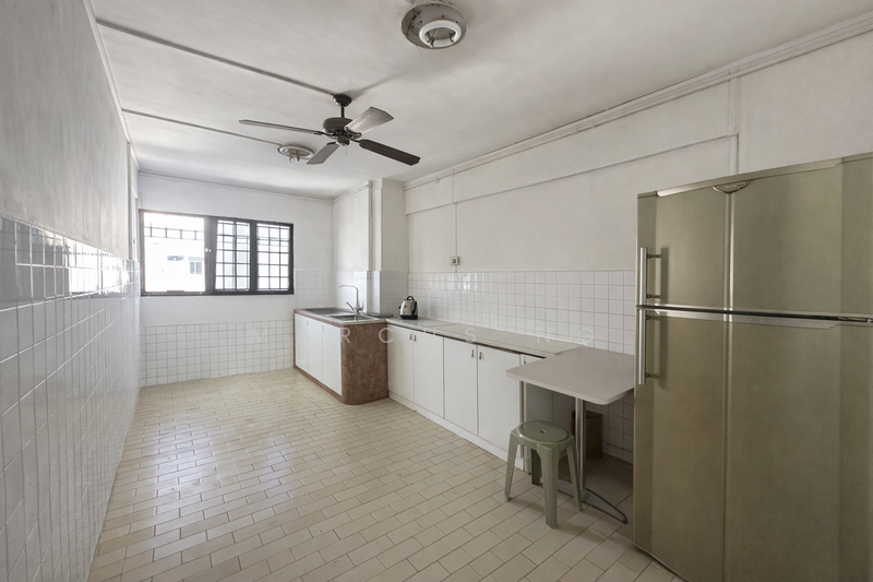121 Yishun Street 11 HDB Flat For Sale at S$ 400,000 | PropertyGuru Singapore - Kitchen