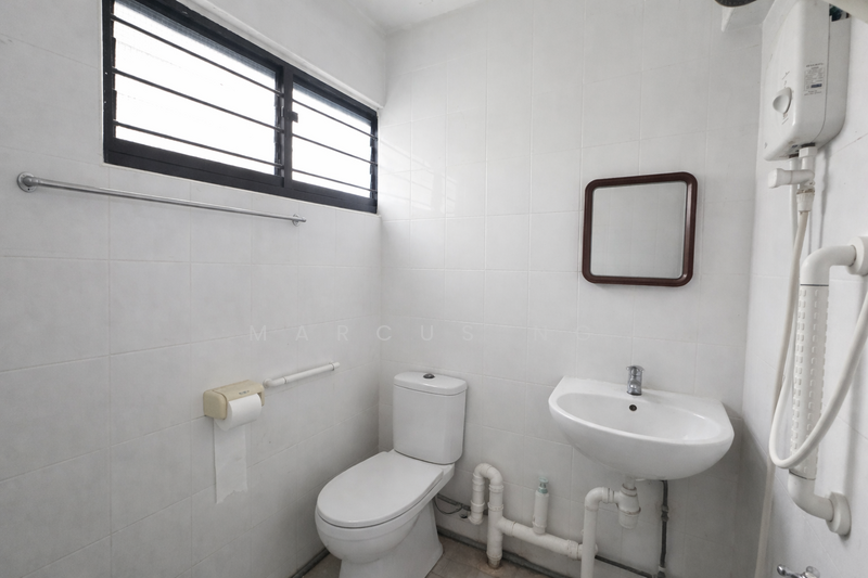 121 Yishun Street 11 HDB Flat For Sale at S$ 400,000 | PropertyGuru Singapore - Master Bathroom