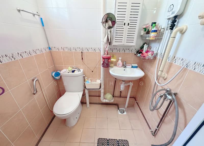 256 Bukit Batok East Avenue 4 HDB Flat For Sale at S$ 510,000 | PropertyGuru Singapore - Bathroom