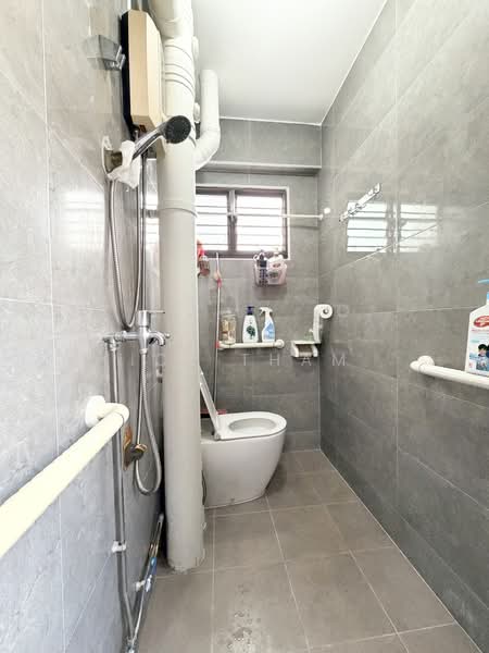 867 Yishun Street 81 HDB Flat For Sale at S$ 648,888 | PropertyGuru Singapore - Bathroom