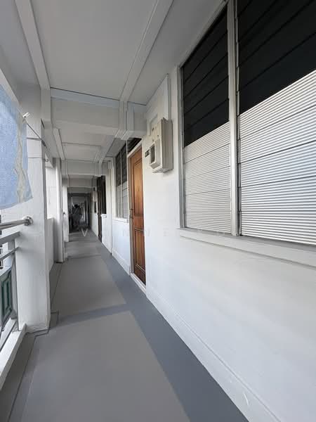 32 Jalan Bahagia HDB Flat For Sale at S$ 300,000 | PropertyGuru Singapore - Corridor