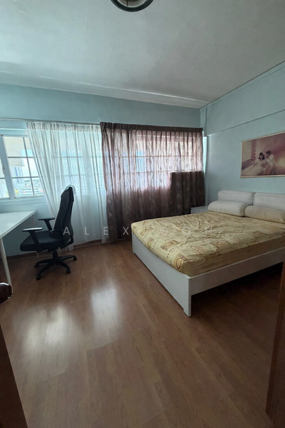 512 Bukit Batok Street 52 HDB Flat For Sale at S$ 900,000 | PropertyGuru Singapore - Bedroom