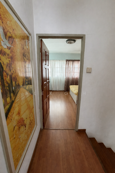 512 Bukit Batok Street 52 HDB Flat For Sale at S$ 900,000 | PropertyGuru Singapore - Corridor