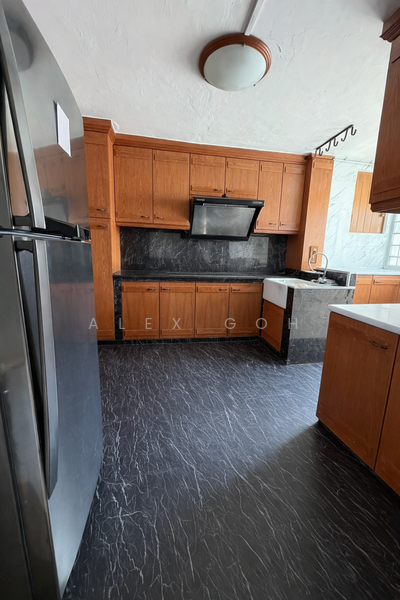 512 Bukit Batok Street 52 HDB Flat For Sale at S$ 900,000 | PropertyGuru Singapore - Kitchen