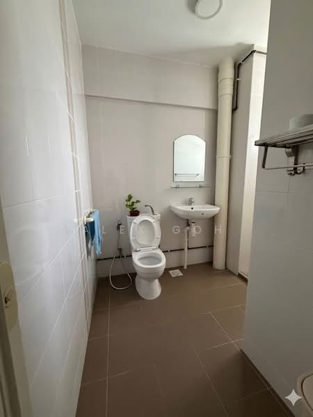 512 Bukit Batok Street 52 HDB Flat For Sale at S$ 900,000 | PropertyGuru Singapore - Bathroom