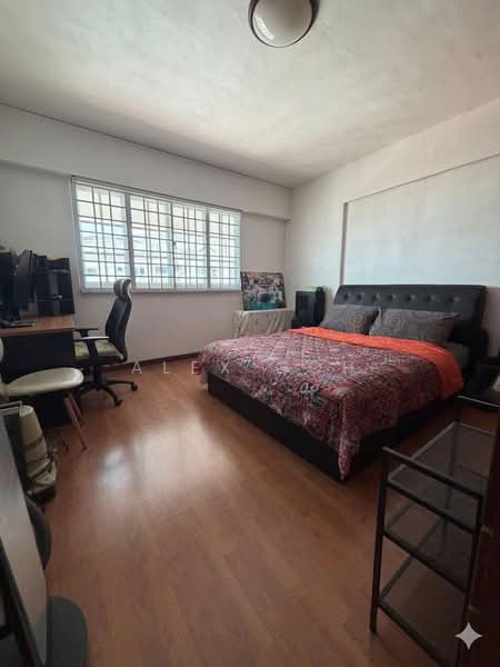 512 Bukit Batok Street 52 HDB Flat For Sale at S$ 900,000 | PropertyGuru Singapore - Bedroom